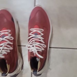 Tennis shoes